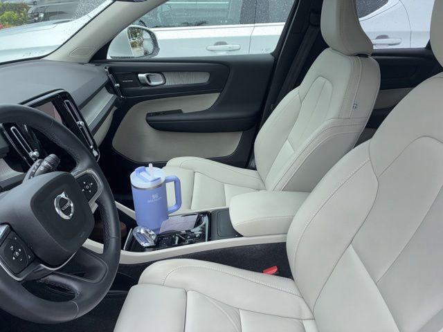 2025 Volvo XC40 B5 Plus Bright Theme