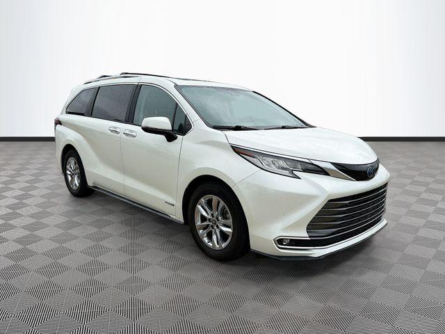 2021 Toyota Sienna Limited 7-Passenger Hybrid FWD's photo
