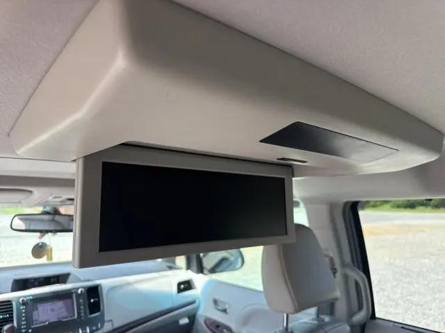 2013 Toyota Sienna XLE V6 8 Passenger