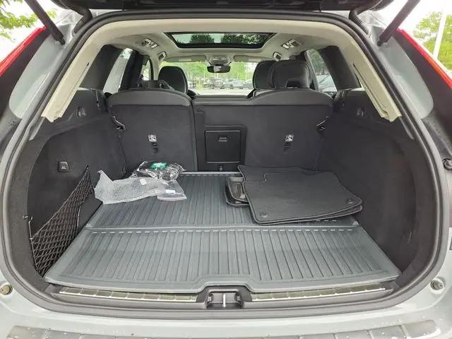 2024 Volvo XC60 Recharge T8 Ultimate Dark Theme