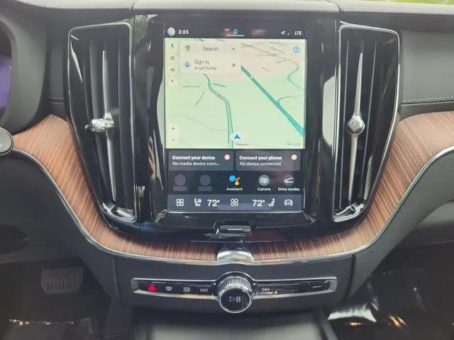 2024 Volvo XC60 Recharge T8 Ultimate Dark Theme