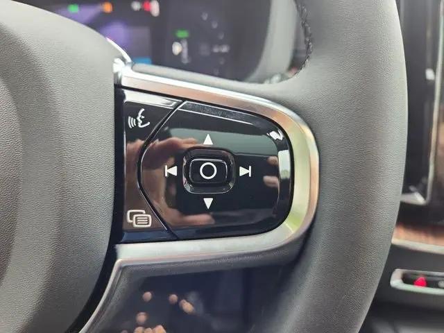2024 Volvo XC60 Recharge T8 Ultimate Dark Theme