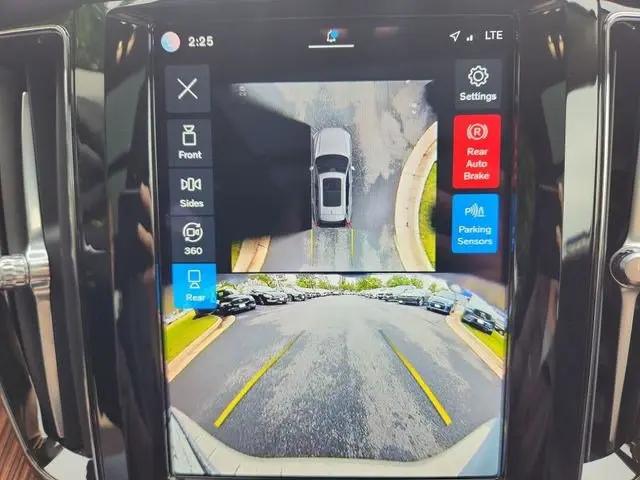 2024 Volvo XC60 Recharge T8 Ultimate Dark Theme
