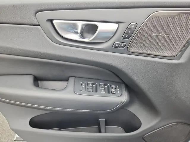 2024 Volvo XC60 Recharge T8 Ultimate Dark Theme