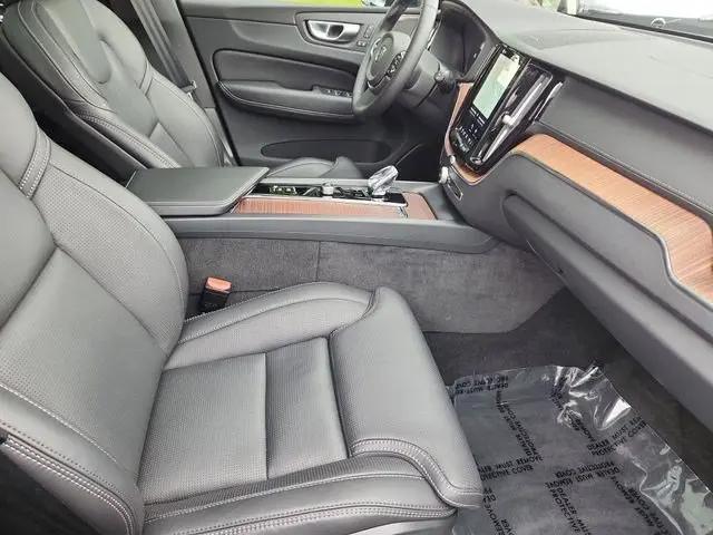 2024 Volvo XC60 Recharge T8 Ultimate Dark Theme