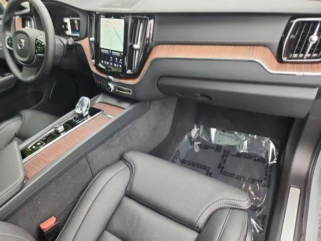 2024 Volvo XC60 Recharge T8 Ultimate Dark Theme