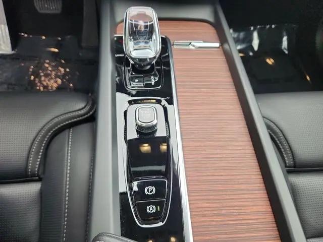2024 Volvo XC60 Recharge T8 Ultimate Dark Theme