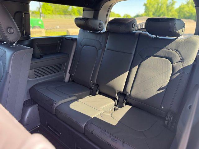 2023 Land Rover Defender 130 X-Dynamic SE