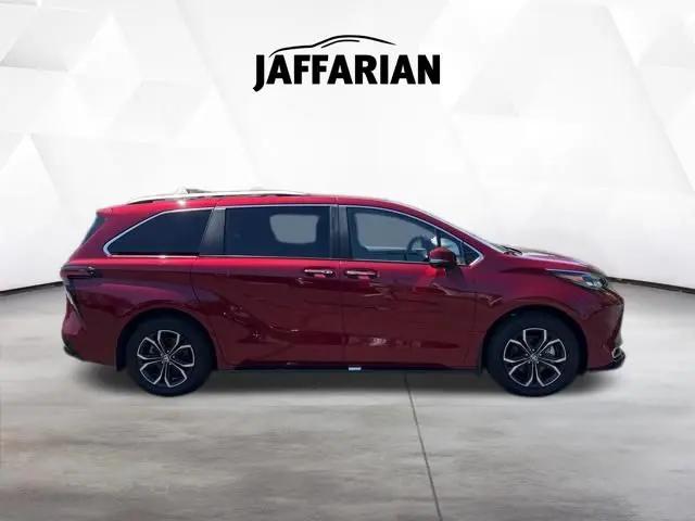 2025 Toyota Sienna Platinum