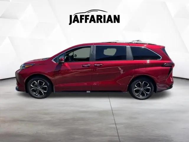 2025 Toyota Sienna Platinum