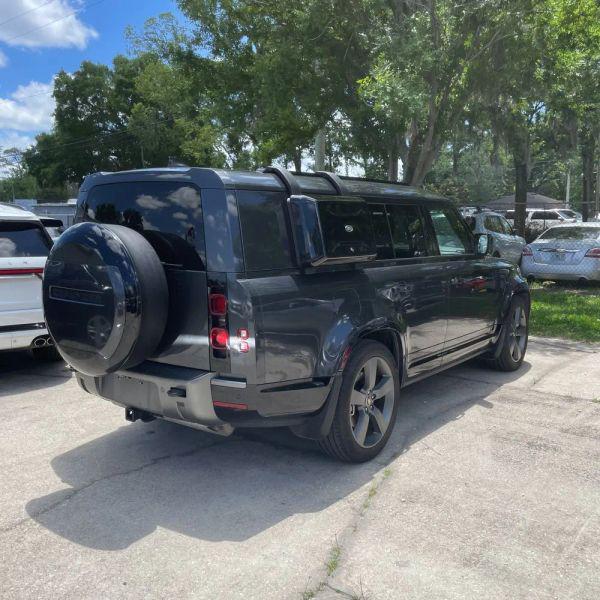 2024 Land Rover Defender 130 P400 Outbound