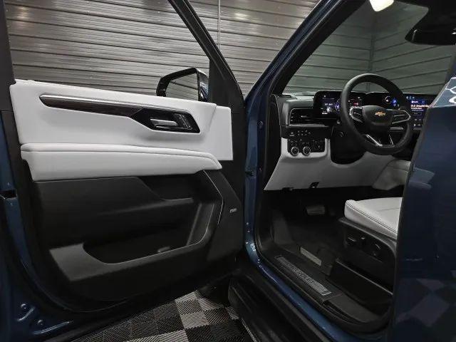 2025 Chevrolet Suburban 4WD Premier