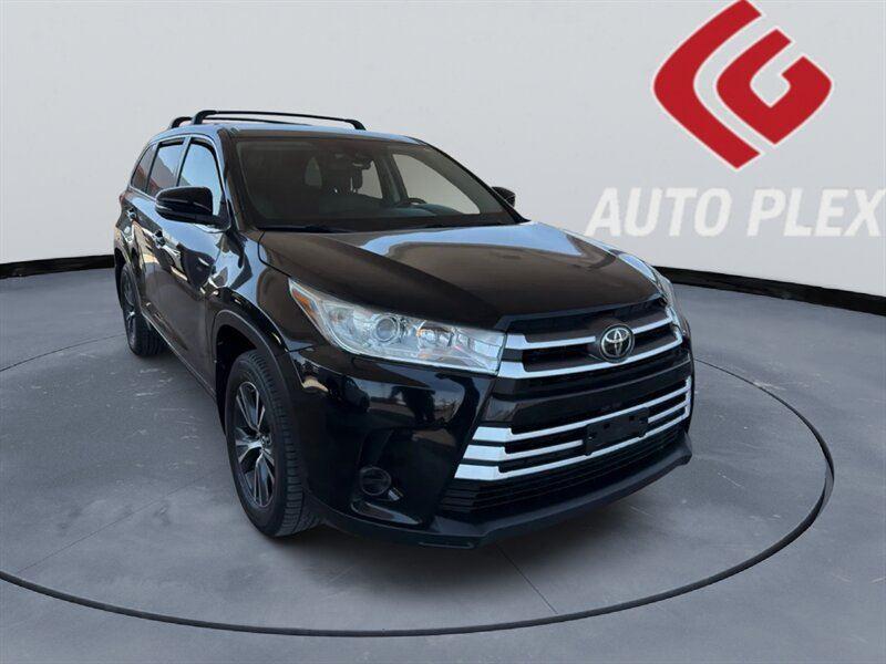 2018 Toyota Highlander LE's photo