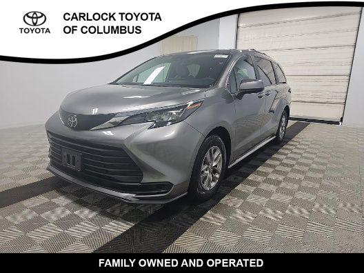 2026 Toyota Sienna LE 8-Passenger Hybrid FWD's photo