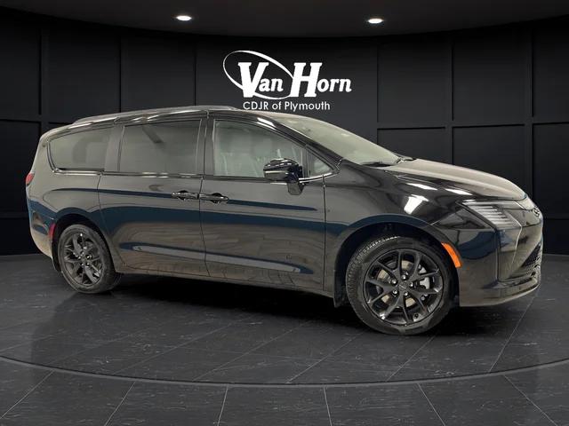 2027 Chrysler Pacifica Limited for sale in Plymouth, WI
