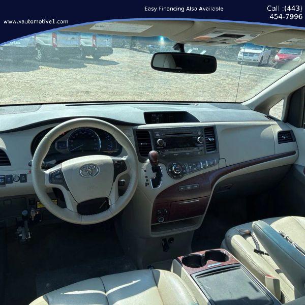 2014 Toyota Sienna XLE V6 8 Passenger