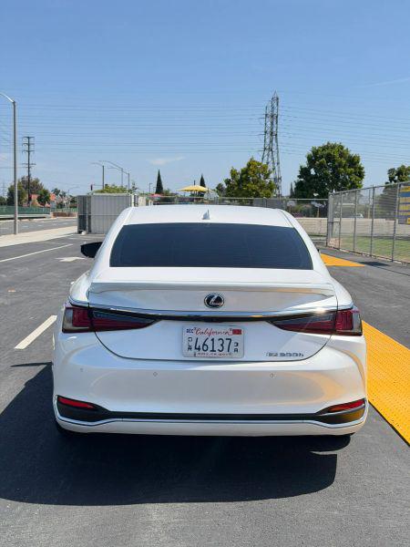 2022 Lexus ES 300h 300h