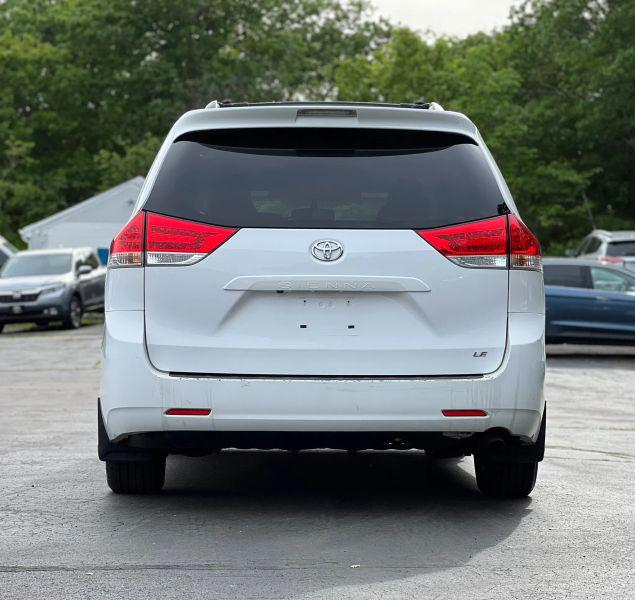 2012 Toyota Sienna LE V6 8 Passenger