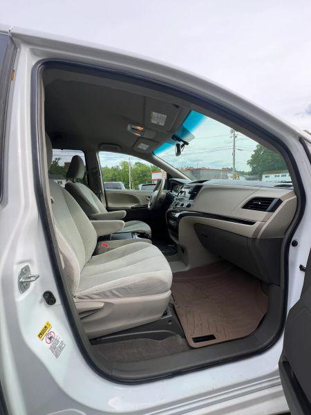 2012 Toyota Sienna LE V6 8 Passenger