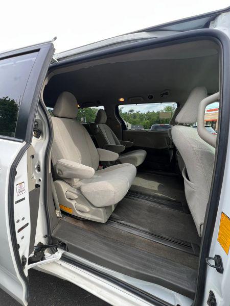 2012 Toyota Sienna LE V6 8 Passenger
