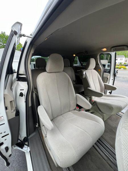 2012 Toyota Sienna LE V6 8 Passenger