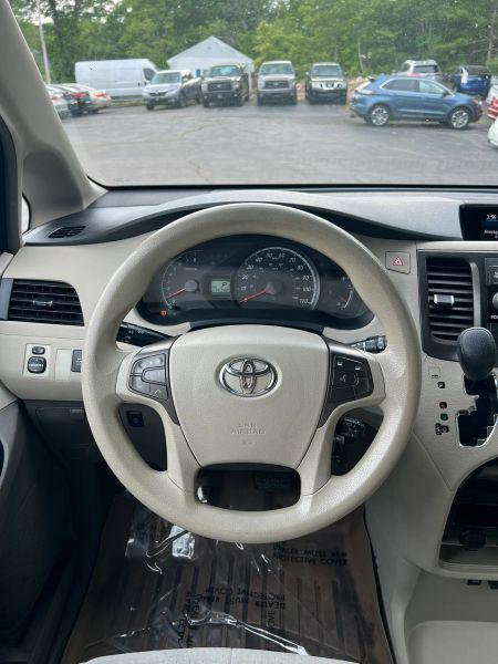 2012 Toyota Sienna LE V6 8 Passenger