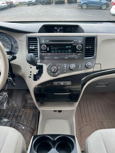 2012 Toyota Sienna LE V6 8 Passenger