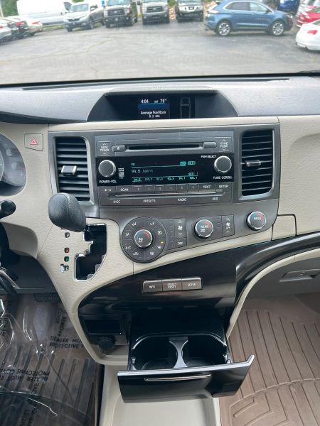 2012 Toyota Sienna LE V6 8 Passenger