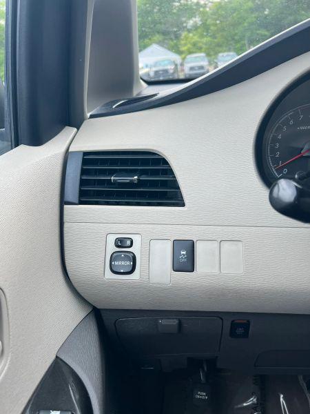 2012 Toyota Sienna LE V6 8 Passenger