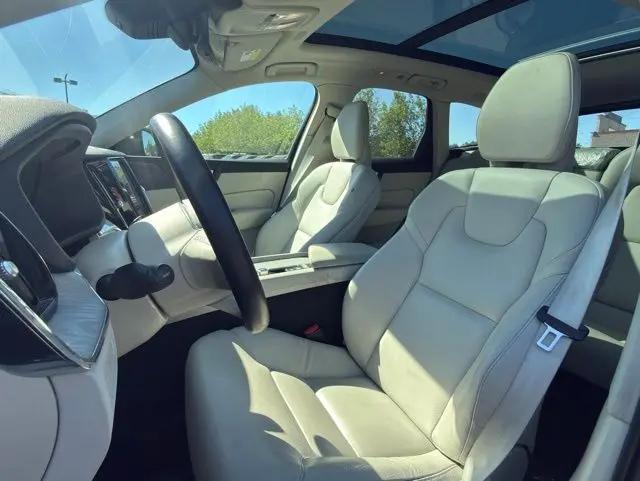 2023 Volvo XC60 Recharge T8 Plus Dark Theme