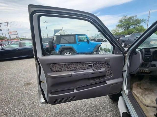 2000 Nissan Frontier XE