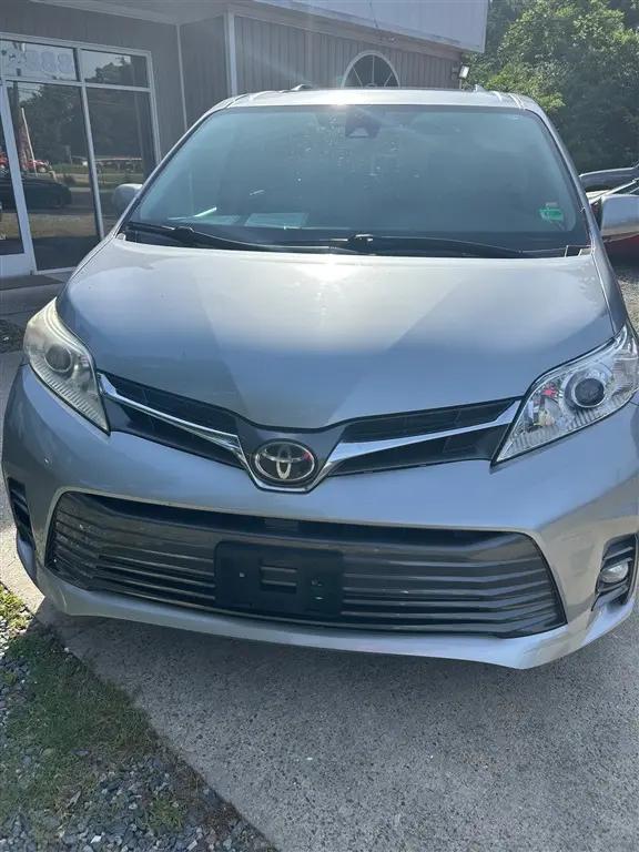 2018 Toyota Sienna XLE 8 Passenger