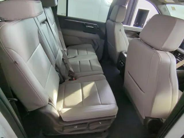 2025 Chevrolet Suburban 4WD LT