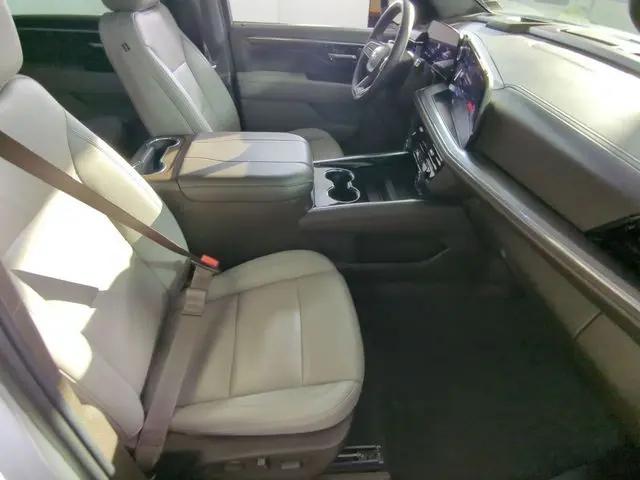 2025 Chevrolet Suburban 4WD LT