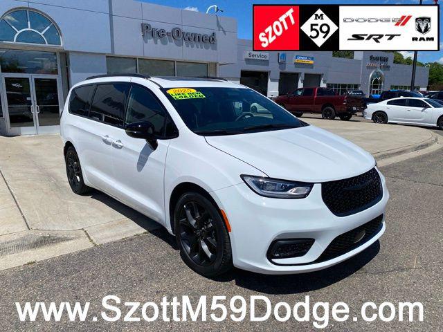 2025 Chrysler Pacifica Limited for sale in Highland, MI
