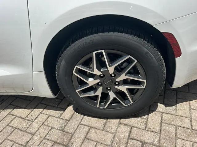 2027 Chrysler Pacifica Limited