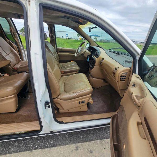 1999 Chrysler Town & Country LX