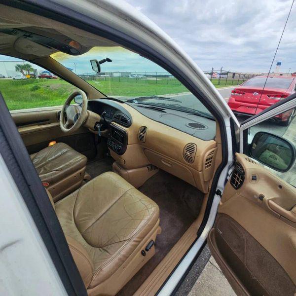 1999 Chrysler Town & Country LX
