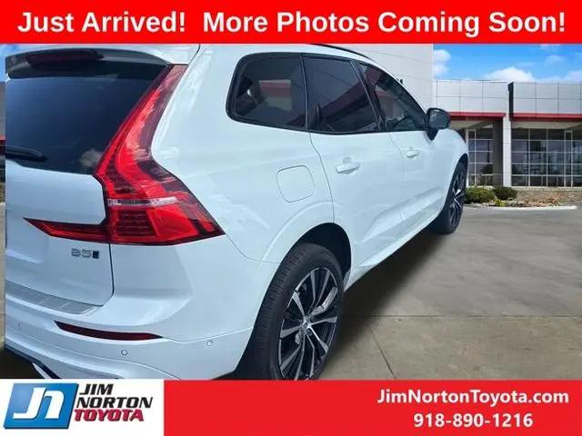 2024 Volvo XC60 B5 Ultimate Dark Theme