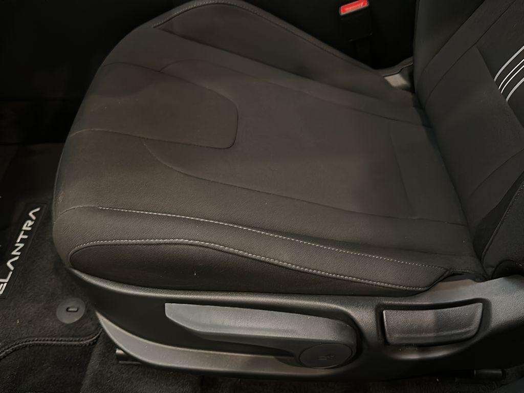 2025 Hyundai Elantra SEL - Photo 12