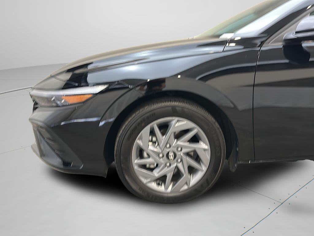 2025 Hyundai Elantra Blue - Photo 9