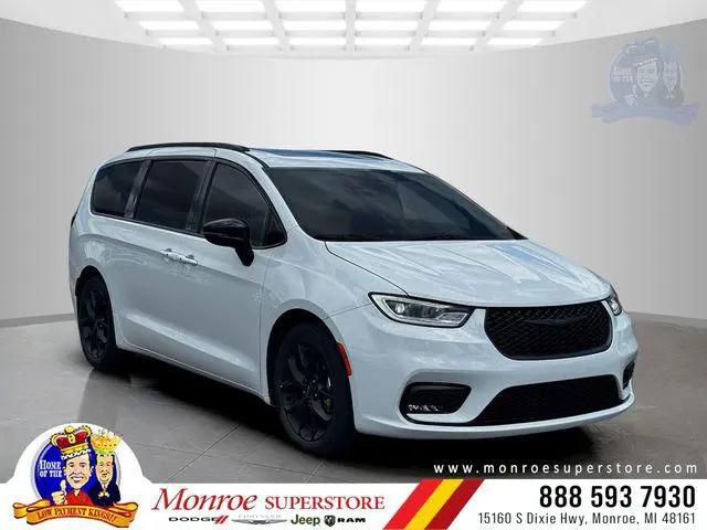 2025 Chrysler Pacifica Limited for sale in Monroe, MI