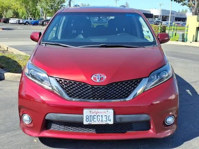 2017 Toyota Sienna SE 8 Passenger