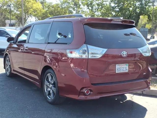 2017 Toyota Sienna SE 8 Passenger
