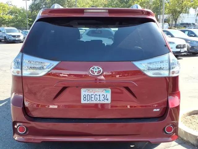2017 Toyota Sienna SE 8 Passenger