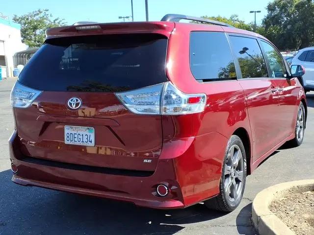 2017 Toyota Sienna SE 8 Passenger