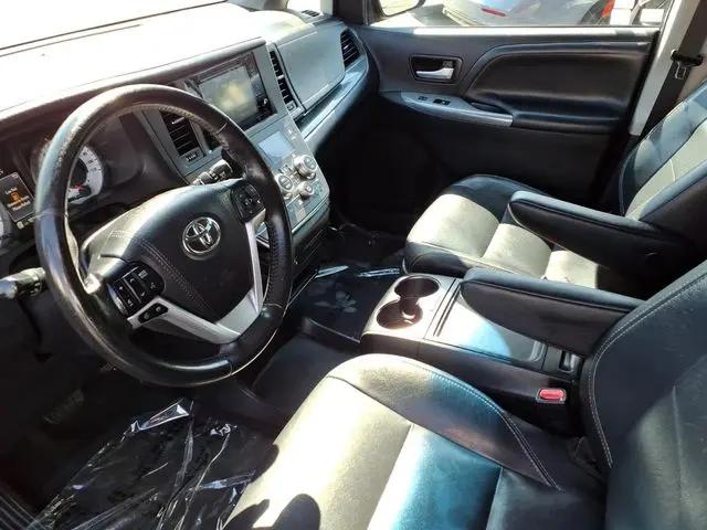 2017 Toyota Sienna SE 8 Passenger