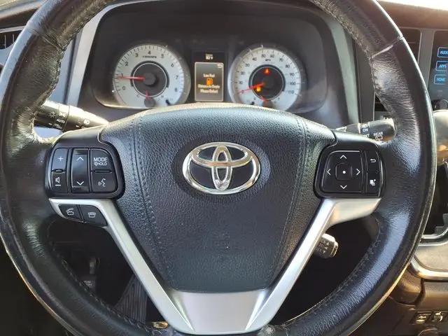 2017 Toyota Sienna SE 8 Passenger