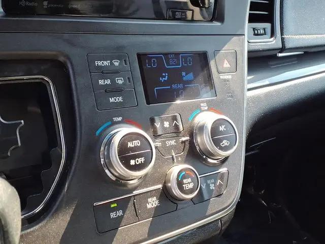 2017 Toyota Sienna SE 8 Passenger