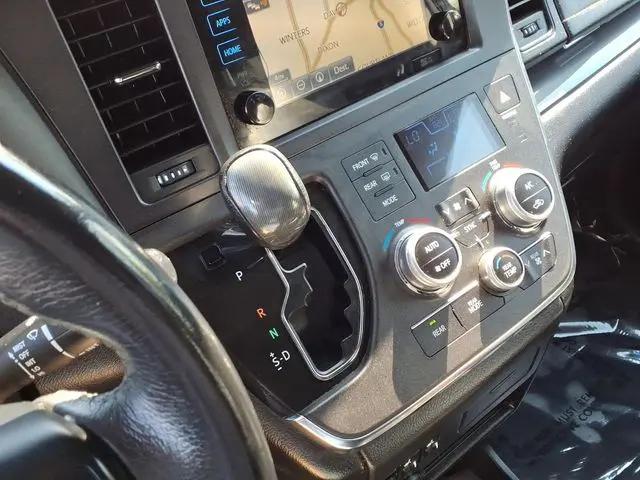 2017 Toyota Sienna SE 8 Passenger